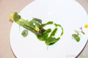Asparagi e pesto di asparagi con crema all'aglio