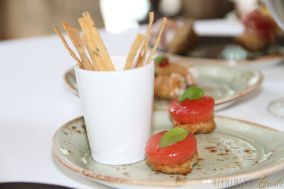 Frisellina pomodoro marinato germoglio di basilico accompagnati da Grissini di rosmarino