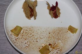 WAGYU TARTARE : (manzo nobile giapponese) cracker di amaranto e tartare di wagyu, estrazione di mandorla d’Avola, zucchina trombetta marinate e katsuobushi di mela