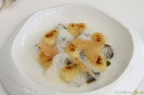 Gnocchi di patate arrostiti, lumache in guazzetto di aglio dolce, salsa al bagnetto verde. € 28