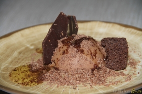 Ed infine i dessert: Bavarese al cioccolato fondente, sale affumicato ed olio evo