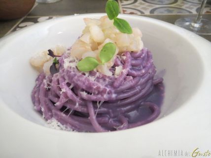 Spaghettone con centrifuga di cavolfiore viola, formaggio di capra e scampo crudo