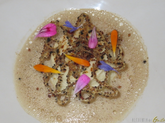 Il soufflé di parmigiano iodato Consommé con cipolla, bacche rosa e sobacha
