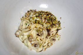 “Omaggio a Noto” spaghetti con latte di mandorle, vongole e pistacchi profumata con grappa in accompagnamento un estratto di olive