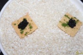 Biscotto al grano padano con perlage tartufo nero e polvere di alloro